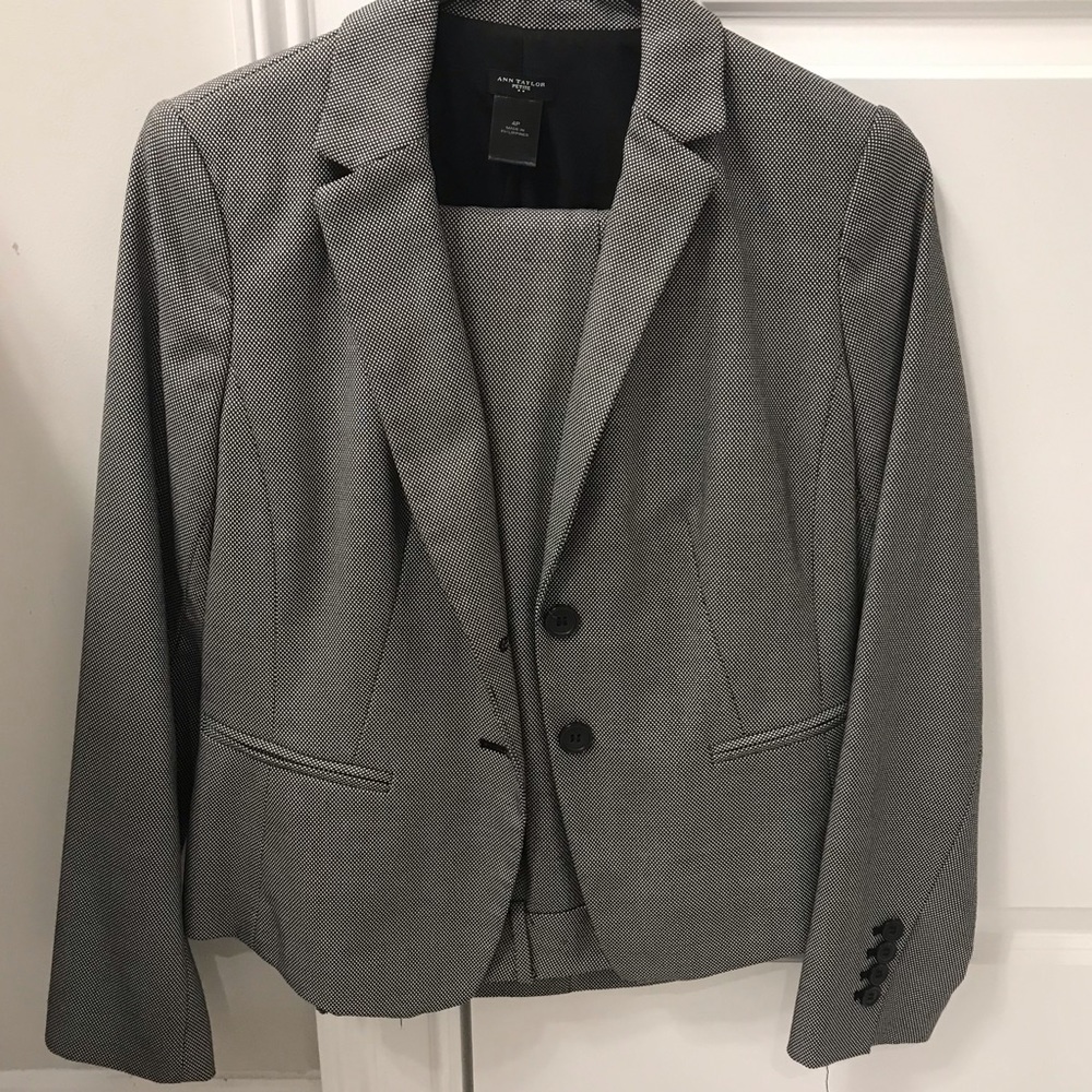 Ann Taylor 2 Piece pants suit with jacket petite